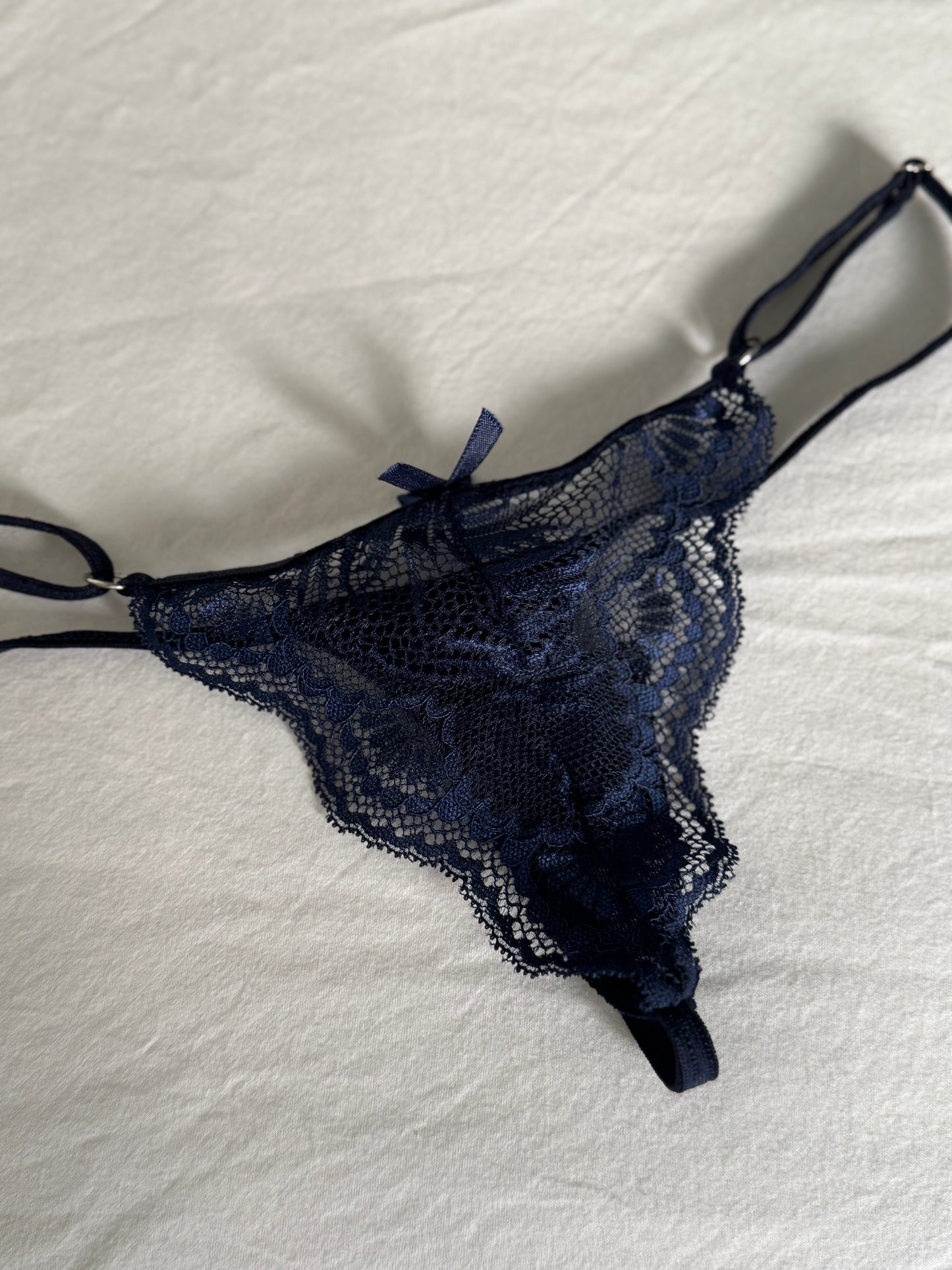 Bella Lace V-String
